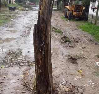 Así señalizaron un pozo en una calle de Claypole