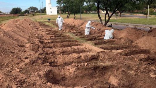 Cavaron cientos de tumbas en el cementerio de Córdoba para las víctimas de coronavirus