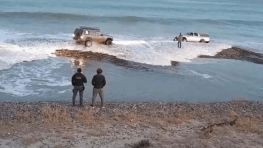 El karma de la cuarentena: se fue a pescar y el mar casi se lleva su camioneta