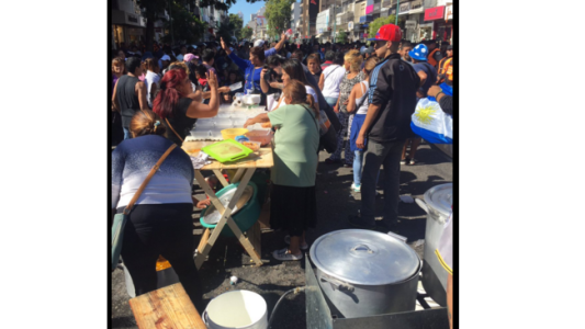 Olla popular de los manteros que volvieron a cortar la calle Avellaneda