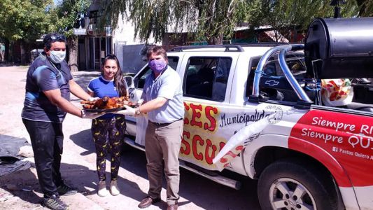 Intendente rompió la cuarentena: recorrió el pueblo para sortear un lechón