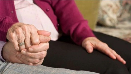 Reino Unido: residencias denuncian que los ancianos son "abandonados como corderos"