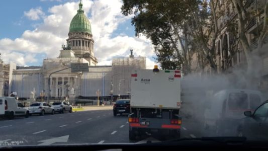 Coronavirus: camiones con cloro pulverizan los autos estacionados en la Ciudad