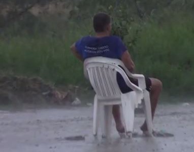 El hombre sin pies ni manos al que le prohíben vender en la calle