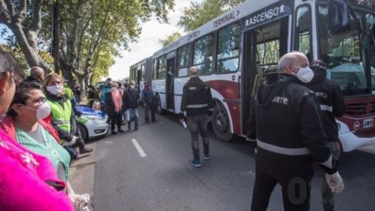Mar del Plata: de 24 pasajeros en un colectivo, sólo 7 tenían permiso para circular