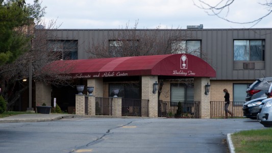 Coronavirus en Estados Unidos: hallaron 17 cadáveres apilados en una residencia de ancianos