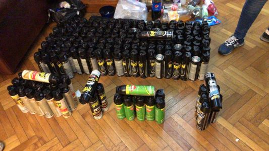 Detuvieron a un hombre en Recoleta que tiraba insecticida y caca de perro a los vecinos
