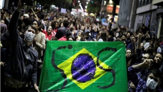 Bolsonaro anuncia nuevo ministro, busca flexibilizar cuarentena y recibe cacerolazos