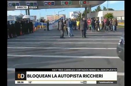 Protesta de tercerizados en el acceso al Aeropuerto de Ezeiza
