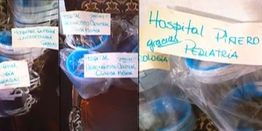 Una familia fabrica máscaras para personal de la salud