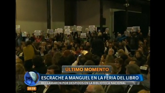 Escrache a Manguel en la Feria del Libro