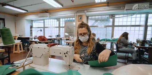 Voluntarios hacen barbijos en los talleres de vestuario del Teatro Colón