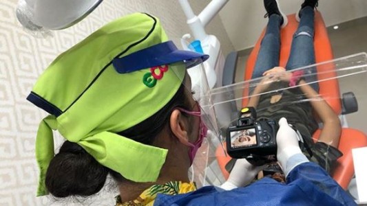 "Panel de aislamiento odontológico". así atienden en México