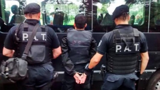 Se disfrazó de policía para colarse en el clásico y terminó detenido