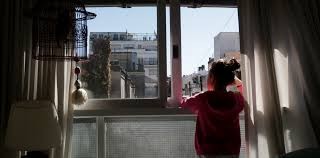 España: dejan salir a los chicos, pero solo para acompañar a sus padres a hacer compras