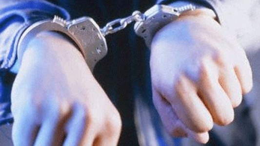 Mujer entregó a su hijo adolescente a la Policía tras enterarse del robo a una anciana