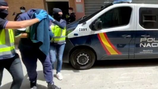 España: detienen al rapero terrorista que posaba con cabezas decapitadas