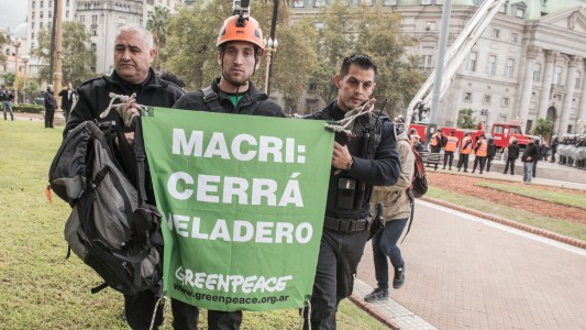Detuvieron a 35 miembros de Greenpeace que protestaban en Plaza de Mayo contra la mina Veladero