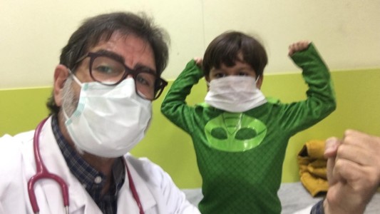 La historia del pediatra que "se salvó" del coronavirus con un pase del Negro Enrique