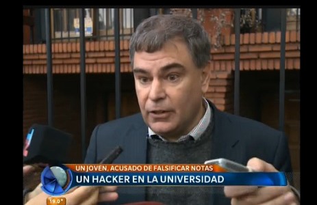 "Es ridículo creer que mi hijo cambió notas", dijo el padre del hacker