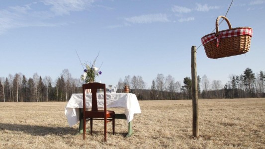Coronavirus: el restaurante que tiene una sola mesa en el medio del campo
