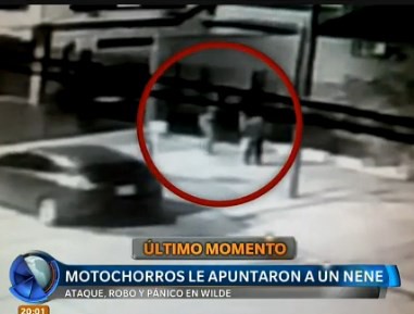 Motochorros le apuntaron a un nene