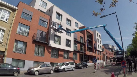 Coronavirus: Grúas para acercarse a padres y abuelos