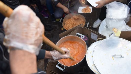 "1 de mayo solidario": ollas populares con reparto de viandas