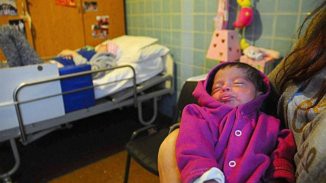 Una mujer en estado vegetativo dio a luz a una beba