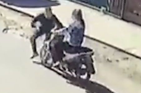 VIDEO: Así le robaron la moto a una mujer en Moreno
