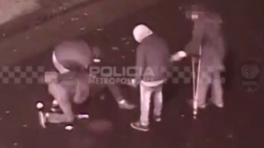 Video: detuvieron a un ladrón que salió a robar con muletas