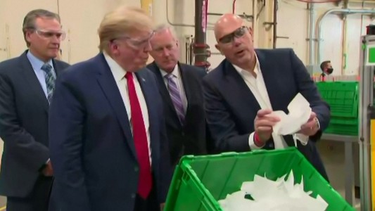 Un aplauso para el musicalizador en un acto de Trump