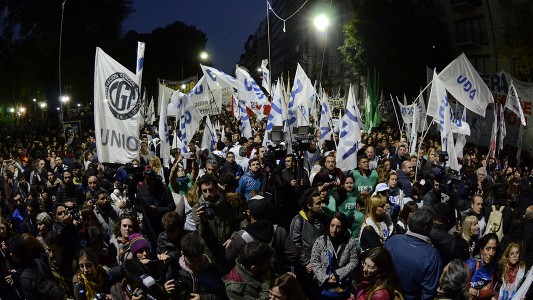Multitudinaria marcha de universitarios en reclamo de mejoras salariales