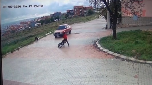 Impresionante choque con suerte de ciclistas contra un auto