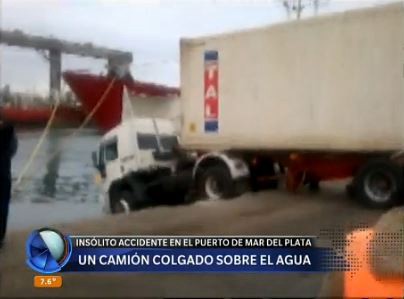 Un camión quedó colgando sobre el agua en el puerto de Mar del Plata