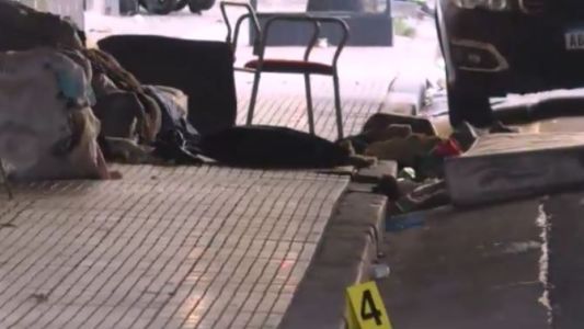 Matan de una puñalada a un joven en situación de calle en Constitución: hay un detenido
