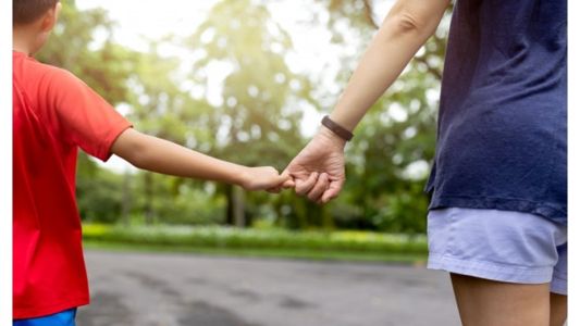 Salidas con chicos: así serían los permisos que evalúa el Gobierno porteño