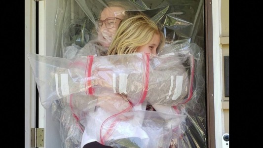 Coronavirus: El abrazo de una maestra adaptado a la cuarentena