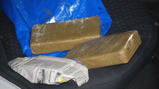 Detuvieron a un hombre en un auto robado: llevaba ocho ladrillos de cocaína en el baúl