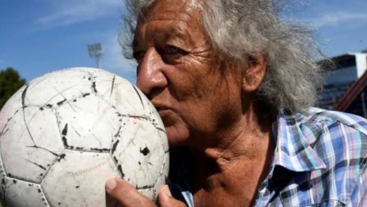 Murió el exfutbolista "Trinche" Carlovich tras el brutal ataque para robarle la bicicleta
