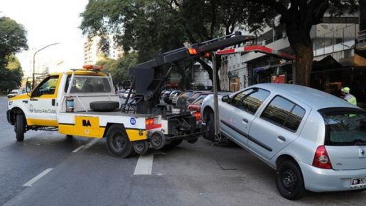 El libre estacionamiento continúa en la Ciudad, pero las grúas circularán para "faltas extremas"