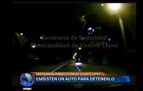 Video: embisten un auto para detenerlo