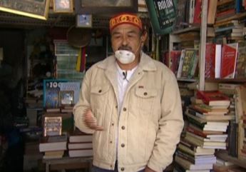 "Nadie", el librero del Barrio 31 que presta libros si el cliente no puede comprarlos