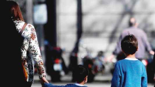 Gobierno bonaerense autoriza a chicos a ir con adultos a comercios de cercanía