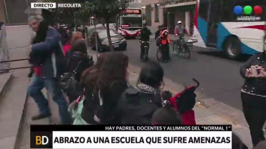 La comunidad educativa se une en un abrazo al Normal 1