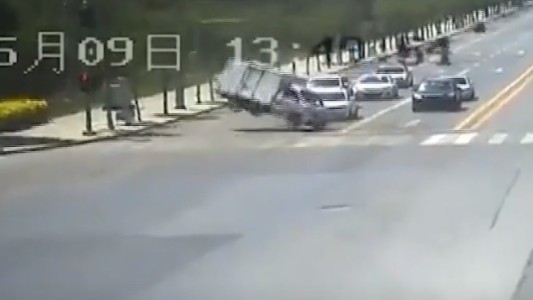 Video: esperaban en un semáforo y de repente un camión salió volando