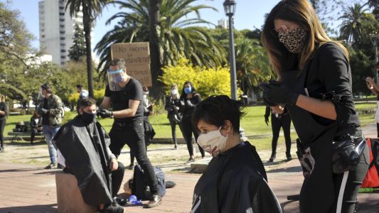 Peluqueros cortaron el pelo gratis como protesta: piden volver a trabajar