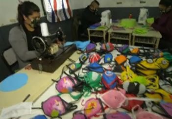 En una comisaría fabrican barbijos con materiales donados