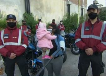 Una beba se cayó del cochecito, dejó de respirar y dos policías la salvaron con RCP