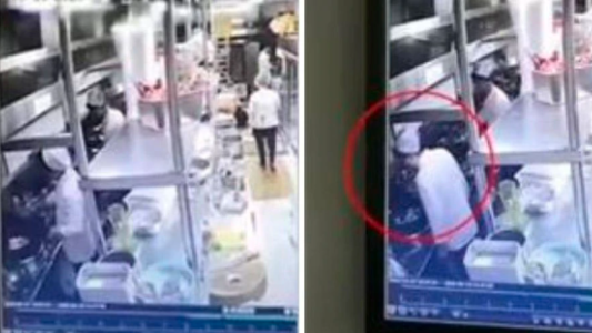 Video de terror: el chef que cocinaba sin barbijo y escupió la comida